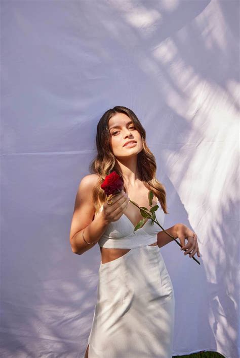 Statt auf eine rose beim 'bachelor' zu warten, vergibt sie. 20 Männer wollen das Herz von Bachelorette Maxime erobern