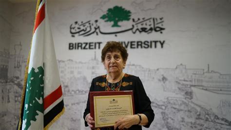 جامعة بيرزيت تمنح شهادة للسيدة هناء خوري من الناصرة بعد 70 عاما من