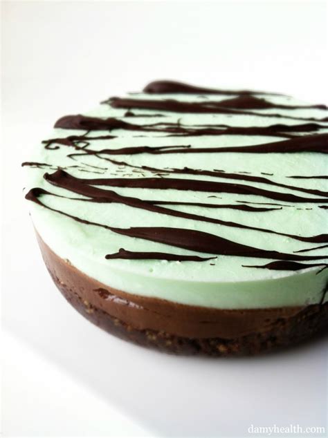 Immediately top with remaining oreos and gently press to adhere. Raw Mint Fudge Oreo Cake