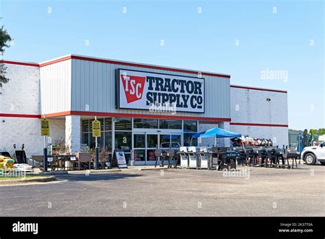 Tractor supply ranch store hi-res stock photography and images - Alamy