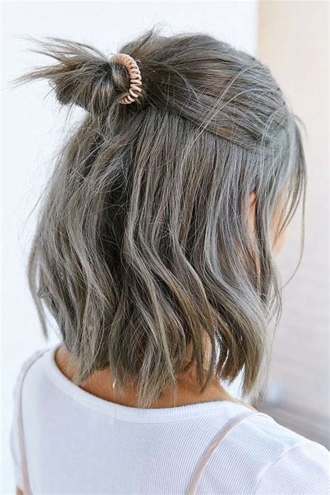 It looks especially good on warm skin tones and gives hair tons of dimension. awesome Модные серые волосы (50 фото) — Как подобрать ...