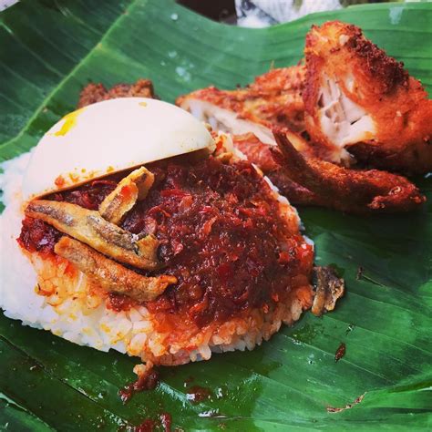 Which stall sells the best hainanese chicken rice? Breakfast Spot Shah Alam - Mudahnya b