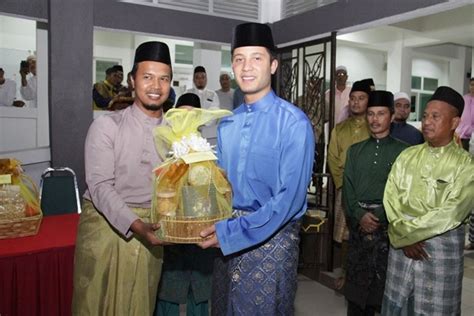 Private and private « less half brother of dymm sultan ahmad shah (sultan pahang ke5: Adinda Sultan Pahang Tengku Abdullah, Tengku Fahd Curi ...
