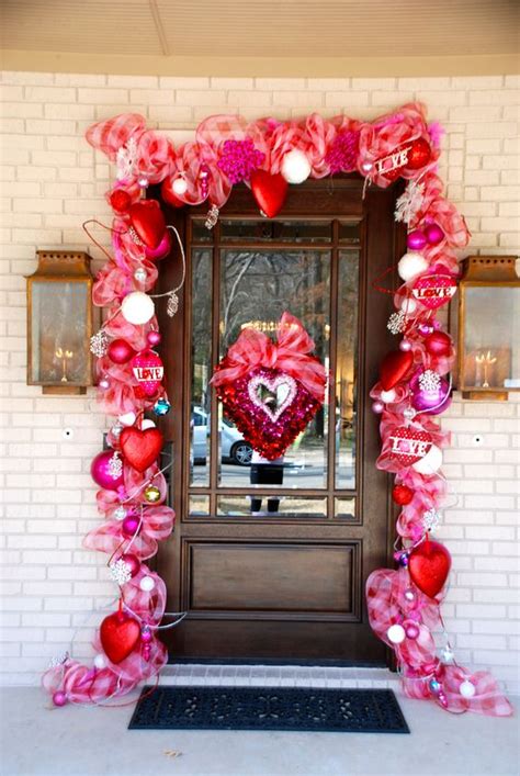 Involve yourself more this time by igniting the mood through simple yet effective diy valentine's day decorations. 22 Sweet And Cute Valentine Porch Décor Ideas - Gardenoholic