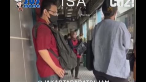Seorang Pria Kedapatan Rekam Pantat Wanita Di Halte Bus Jakarta