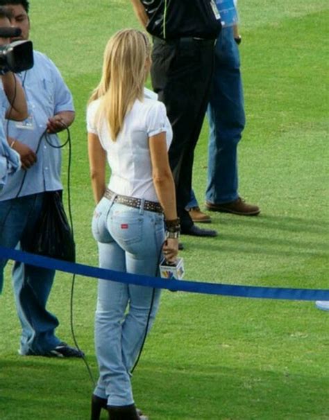 Sexy Mexican Reporter Ines Sainz Turned Heads At The Jets Sexy Leg Cross