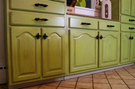 Time to clean the inside of the cabinets and the cabinet doors!we mixed the fusion tsp solution with water in a spray bottle. Cool antique kitchen cabinets | Diy kitchen cabinets painting, Painting kitchen cabinets ...