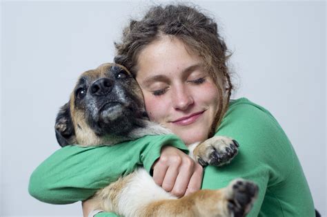 Dogs Giving Hugs 12 Of The Best Hugs Weve Seen