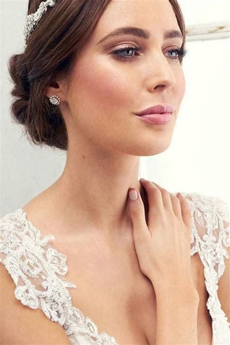 Some of the essential products in a makeup kit are a primer, foundation, setting powder, concealer, mascara, blush, lipstick, blotting paper, highlighter, . 45 Wedding Make Up Ideas For Stylish Brides | Bride makeup ...