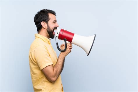 Homem Gritando Por Megafone Foto Grátis