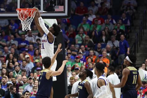 March Madness Kansas Was Dunking All Over Uc Davis In Win