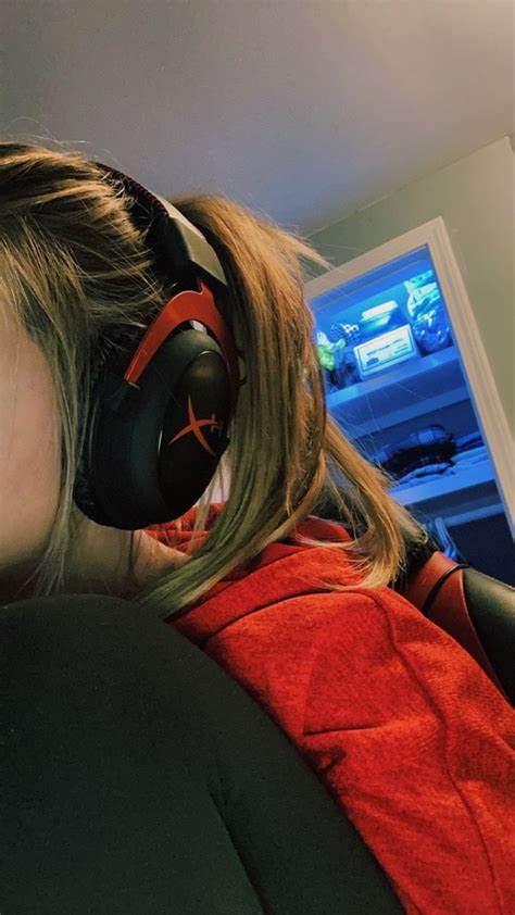 Gamer Girl Hyperxcloud2 Girl With Headset Aesthetic Gamer Girl