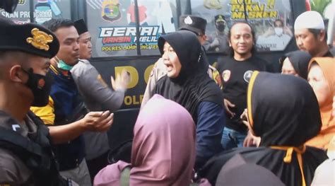 Isteri Korban Tegar Tenangkan Dua Putri Radartvnews Portal Berita Lampung