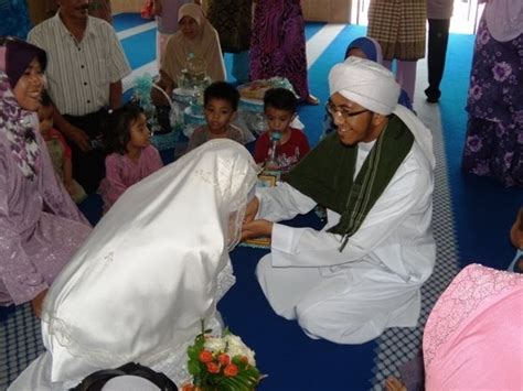 Terdapat dua kesimpulan yang dipilih oleh para ulama berkaitan hukum akad nikah di masjid: Ibnu Ir Fadzil: Akad Nikah Di Dalam Masjid - Ulasan Ilmiah