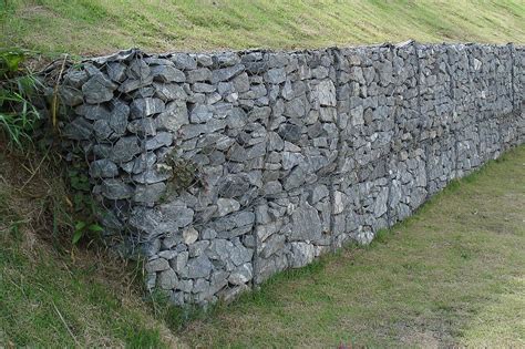 The gabion wall, which is often referred to as a gabion fence, is one solution that is both affordable, and relatively fast to construct. Five Benefits of Making a Gabion Wall in your House -DesignBump