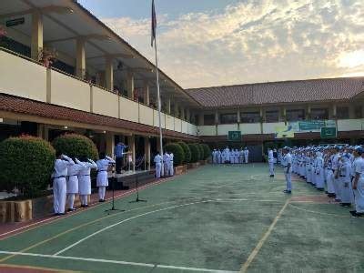 Sebagaimana diketahui upacara peringatan hari lahir pancasila dipusatkan di halaman gedung pancasila di jakarta. Upacara Hari Lahir Pancasila - SMAN 39 Jakarta