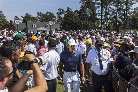 Tiger Woods Draws Huge Crowd For Masters Practice We Need Him