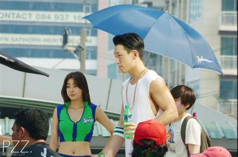 [instiz] kang sora praised for good manners while filming a cf with ikon s bobby ~ yg press