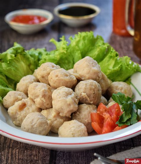 Tidak seperti daging kambing atau domba, aroma daging sapi memang lebih fresh dibanding keduanya yang agak berbau prengus. Bakso Sapi Pentol Daging Asli Praktis Istimewa - Resep ...