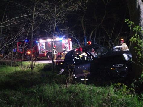 Wypadek w Klamrach niedaleko Chełmna Audi czołowo uderzyło w drzewo