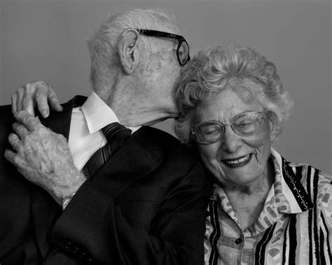10 Photos That Will Have You Believing In Everlasting Love Older Couple Poses Couples In Love