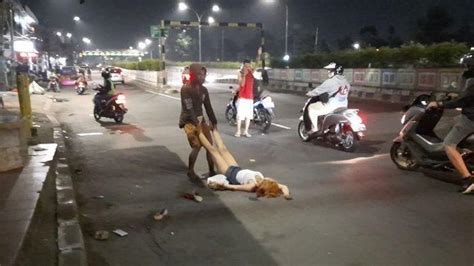 Viral Gadis Berpakaian Seksi Tergeletak Di Jalan Raya Diselamatkan