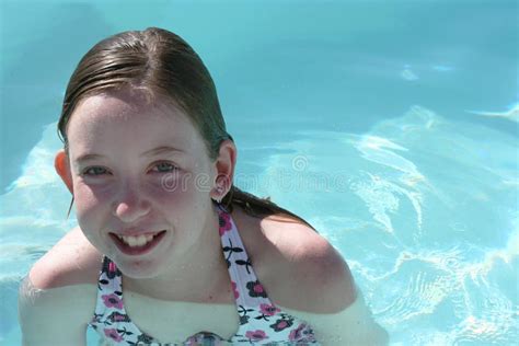 Het Meisje Van De Tiener Het Zwemmen Stock Afbeelding Image Of