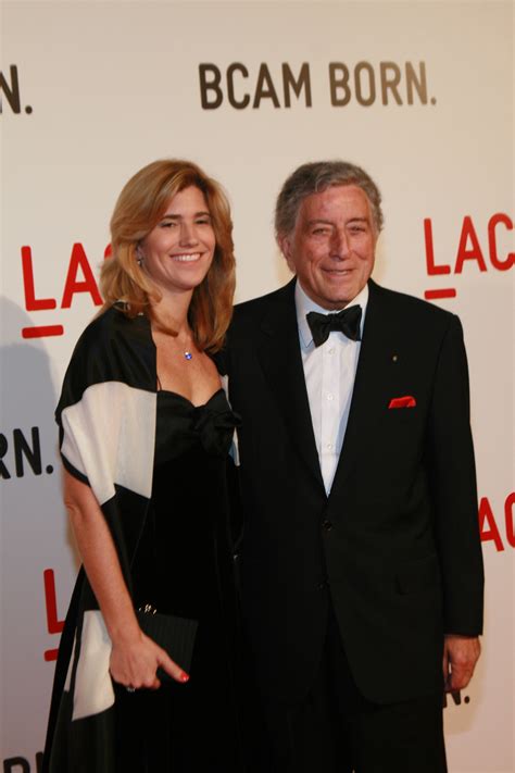 Tony bennett looked to be in high spirits on wednesday, while spending the afternoon in new york city's iconic central park. File:Tony Bennett and Susan Crow.jpg - Wikipedia, the free ...