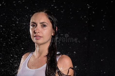 Bella Ragazza Bagnata Nel Bianco Sotto Pioggia Immagine Stock Immagine Di Persona Sensualità