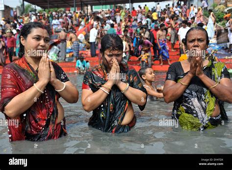 Dhaka Bangladesh 7th April 2014 Hindu Worshipper Doing A Bath In The Old Brammaputra River
