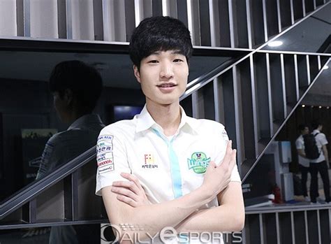 사람들 앞에서 옷벗었다가 동네방네 가슴자랑하고 피해의식 생긴 일, 생방송중 못참고 실제로 싸움한 비제이 top3, 전세계 트위치. 락스, 베테랑 미드 라이너 '쿠잔' 이성혁 영입