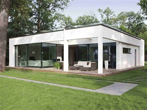 Eine mit glas überdachte terrasse verbindet das wohnhaus eindrucksvoll und elegant mit dem außenbereich. Bungalow Bauforum Rheinau-Linx - WeberHaus | Musterhaus.net