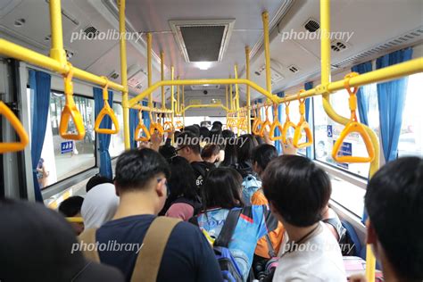 混雑するバス車内 写真素材 6581668 フォトライブラリー Photolibrary