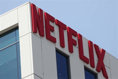 Netflix Sinks On Subscriber Losses Analysts Still See Growth