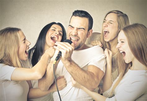 5 Beneficios Comprobados De Cantar En La Ducha