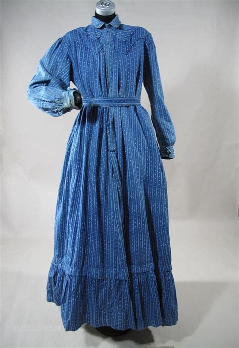 1890s Blue Calico Winter Day Dress With Gingham Apron ビクトリア朝のファッション