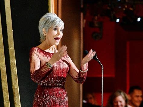 Jane fonda took the oscars stage with gorgeous gray hair. Oscars: Jane Fonda Touts Wearing 'Ethical' Pomellato ...