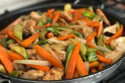 Sirve las albóndigas de pollo acompañadas de la salsa. Aprende a preparar un exquisito pollo con verduras al ...