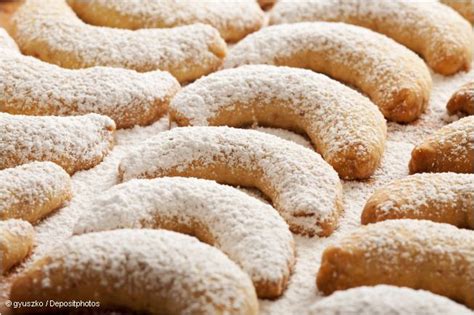 They remind me of the winter because of cinnamon and sugar powder. Vanillekipferl - Almond Crescents - Easy Christmas Cookie Recipe