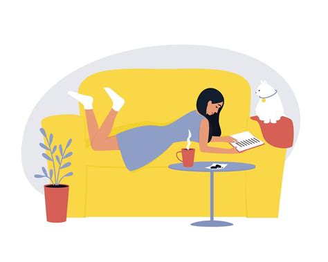 La Femme Est Allongée Sur Le Canapé Et Lit Un Livre Avec Le Chat