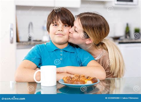 mãe e filho comendo na cozinha foto de stock imagem de menino mulher 222009280