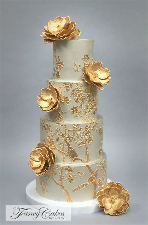 Gorgeous Wedding Cakes With Gold Details - MODwedding | Gold wedding