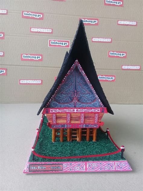 Rumah adat bolon ini sekaligus menjadi simbol status sosial masyarakat batak yang tinggal di dulu rumah adat bolon ditinggali para raja di sumatera utara. Jual Miniatur rumah adat Batak Toba ukuran besar - Kota ...