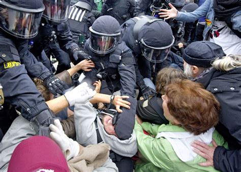 Aus der stuttgarter zeitung vom. "Stuttgart 21": Wasserwerfer gegen Demonstranten - DER SPIEGEL