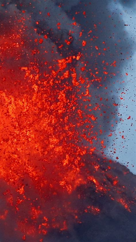 Обои вулкан Майон вулкан магма лава вентиляционные щели на телефон