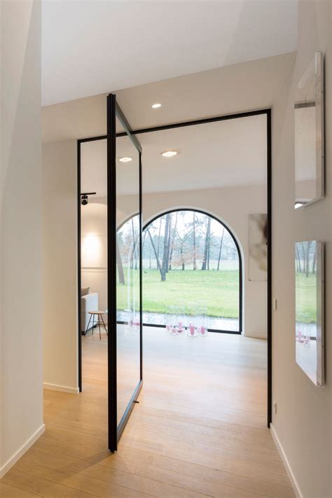 Porte vitrée sur pivot en style atelier | Dream house decor, Pivot ...
