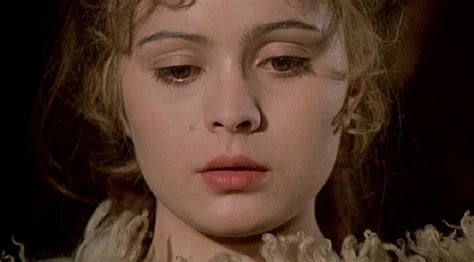 Ihren internationalen durchbruch hatte sie 1973 mit der titelrolle im märchenfilm drei haselnüsse für aschenbrödel. libuše Šafránková. #Cinderella #Popelka #curls #Porcelain ...