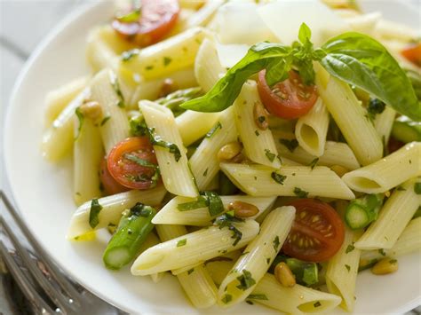 Pasta mit grünem Spargel Tomaten und Pinienkernen Rezept EAT SMARTER