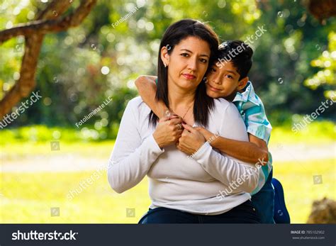 Mother Son Outdoor Lifestyle Portrait Park Foto De Stock Shutterstock