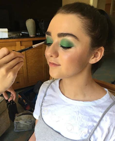 Maisie Williams Green Eyeshadow And Faux Bangs In Jacqueline Sandals